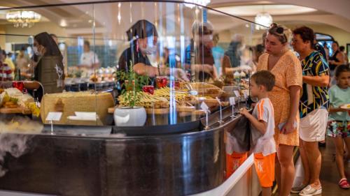 Επισκέπτες που μένουν στο Starlight Resort Hotel