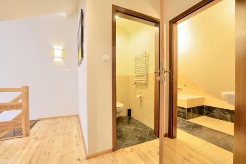 bagno con servizi igienici e lavandino di Apartament Jesienny - Karpacz a Karpacz