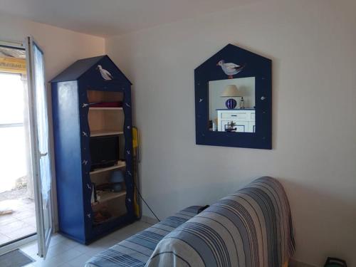 a bedroom with a blue cabinet and a bed at 4RB4 Appartement type T2 bord de mer ACCES PLAGE DIRECT in Collioure
