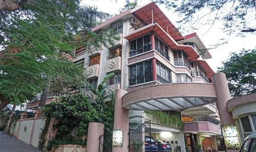 un grande edificio con balcone su strada di Treebo Trend Excellent Home a Pune