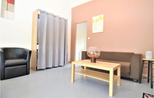 Photo de la galerie de l'établissement Stunning Apartment In Pont-St-Esprit, à Saint-Paulet-de-Caisson