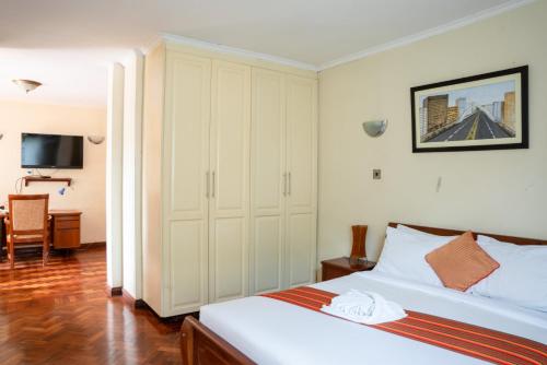 Postel nebo postele na pokoji v ubytování dreamplace Gigiri