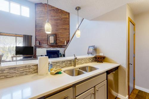 une cuisine avec un évier et un plan de travail dans l'établissement Montezuma Magic, à Keystone