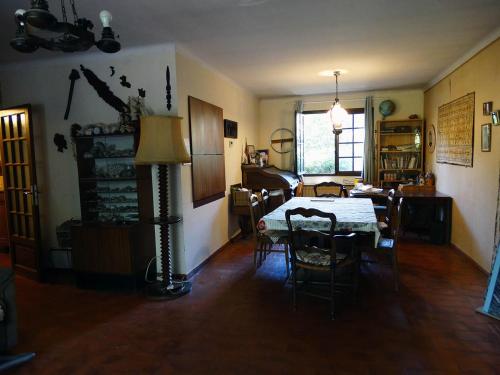 un soggiorno con tavolo e sedie di Chambre dans propriété La Croix du Sud a Le Pradet