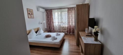 Un pat sau paturi într-o cameră la Hotel Dacor