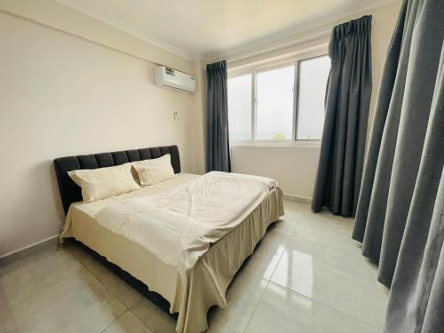 sypialnia z łóżkiem i oknem w obiekcie Cozy Private Apartments with beautiful view of Lake Victoria w mieście Mwanza
