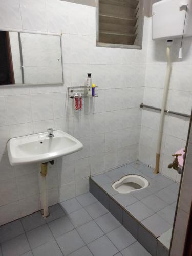 a bathroom with a sink and a toilet at Singgahan Keluarga Jitu in Jitra