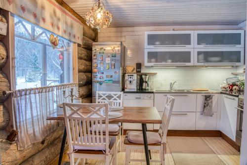 Dapur atau dapur kecil di A room (or 2 or 3) in a Lapland House of Dreams