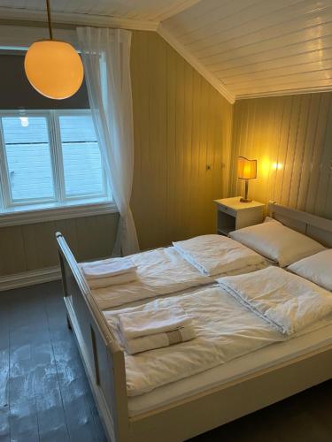 Postel nebo postele na pokoji v ubytování 2. etg i Dampskipsbrygga, Lødingen havn