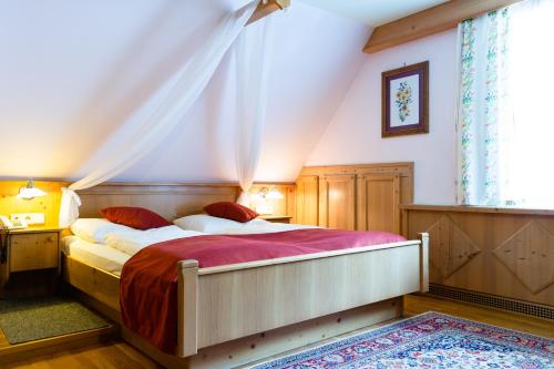 ein Schlafzimmer mit einem großen Bett in einem Zimmer in der Unterkunft Scharfegger's Raxalpenhof - Zuhause am Land in Reichenau