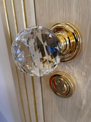 a glass door knob with a diamond on it at Suite Impériale Église du Couvent in Narbonne