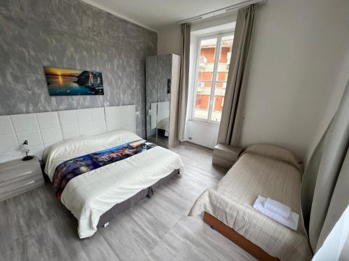 1 Schlafzimmer mit 2 Betten und einem Fenster in der Unterkunft Eden Hotel in Deiva Marina