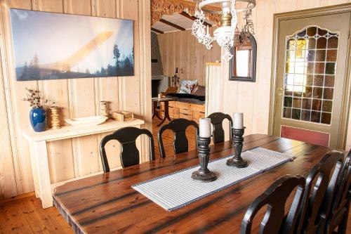 a dining room with a wooden table and chairs at Høvringen Fjellstue in Høvringen