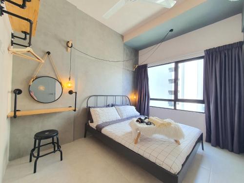 Schlafzimmer mit einem Bett mit einem Spiegel und einem Stuhl in der Unterkunft Cozy 2 bedrooms 4 pax Menjalara Near Desa Park City in Kuala Lumpur
