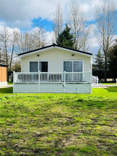 Barmby on the MoorにあるGraceland Lodge with Hot Tubの庭の白柵付白家