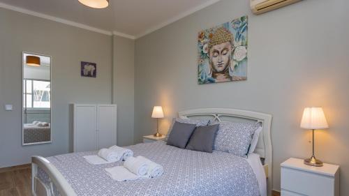 1 dormitorio con 1 cama con toallas en Comfort 1BDR Apartment W/Pool by LovelyStay, en Portimão