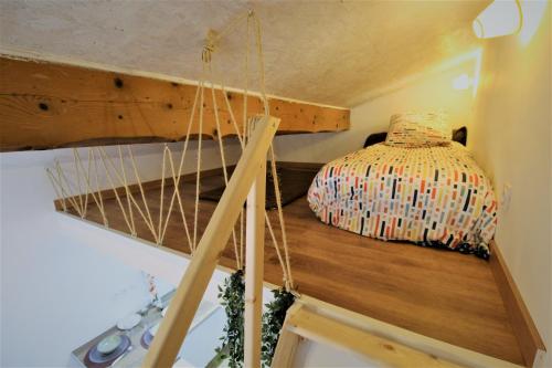 a loft bed in a tiny house at Les Bastidons de L'Isle - Le Saint-Antoine - 3 étoiles in LʼIsle-sur-la-Sorgue