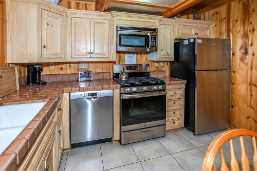 Una cocina o cocineta en Summit Paradise-845 by Big Bear Vacations