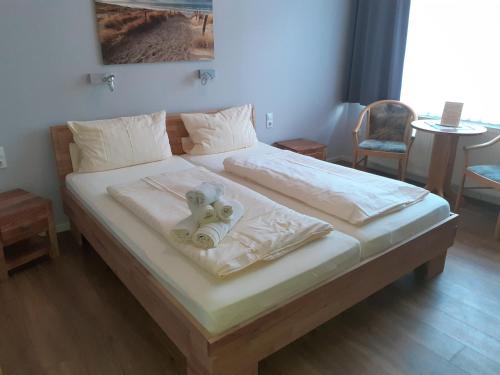 ein Bett mit einem ausgestopften Tier drauf in der Unterkunft Weinhaus Hotel in Norddeich