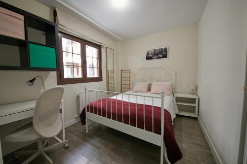 Un dormitorio con una cama, un escritorio y una silla. en Apartamento Las Rozas Village, en Las Rozas de Madrid