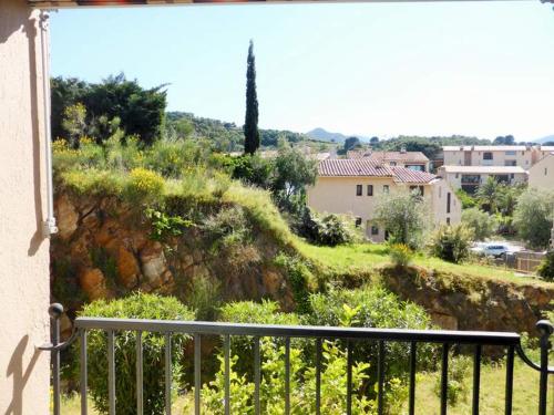 4PA29 Appartement F2 rénové dans résidence avec piscine