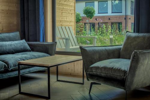 Posezení v ubytování Ośrodek Wypoczynkowy Zapach Drewna Resort & Lake