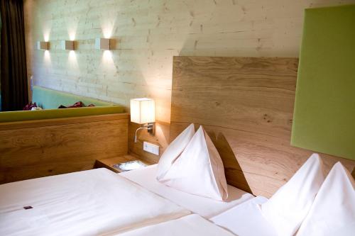 Postel nebo postele na pokoji v ubytování Hotel Leonhard