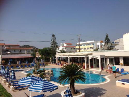 Bazén v ubytovaní Rhodian Rose Hotel alebo v jeho blízkosti