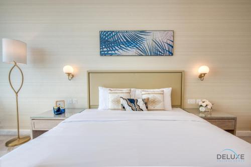 Postel nebo postele na pokoji v ubytování Posh Studio at The Palm Tower Palm Jumeirah by Deluxe Holiday Homes