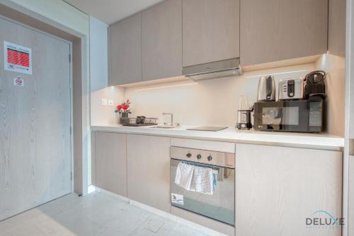 Kuchyň nebo kuchyňský kout v ubytování Posh Studio at The Palm Tower Palm Jumeirah by Deluxe Holiday Homes