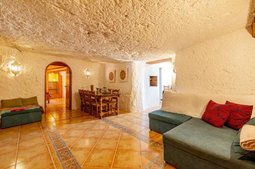 ein Wohnzimmer mit zwei Sofas und einem Tisch in der Unterkunft La Cueva de Tito-Casa Cueva en plena naturaleza in Santa Brígida