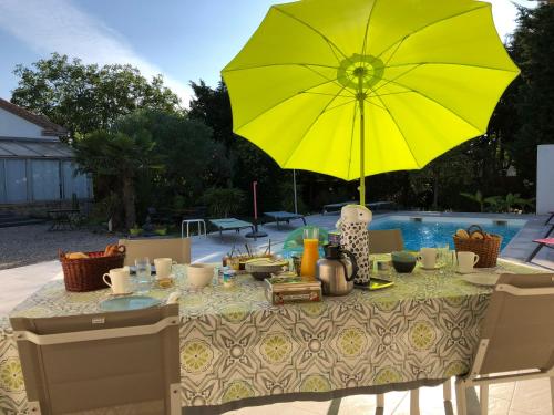 Het zwembad bij of vlak bij Aux Belles Vacances - ADULTS ONLY