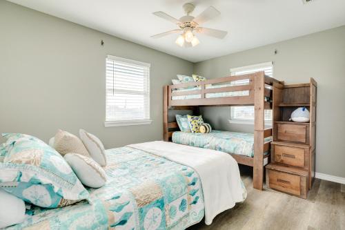 1 dormitorio con 2 literas y ventilador de techo en Bee at the Beach, en Galveston