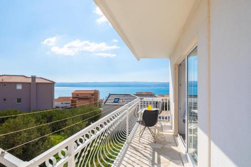 balcone con vista sull'oceano di Apartments Sunshine Rays a Duće