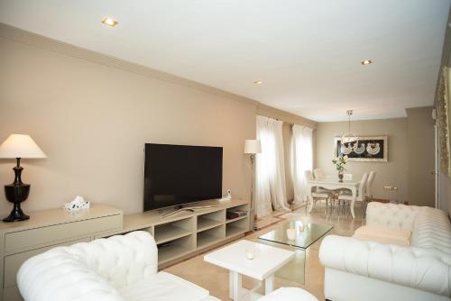 DEANES ROOMS