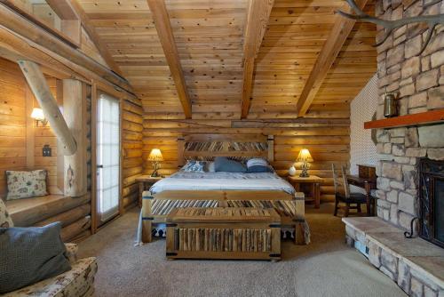 En eller flere senge i et værelse på Woodland Log-1887 by Big Bear Vacations