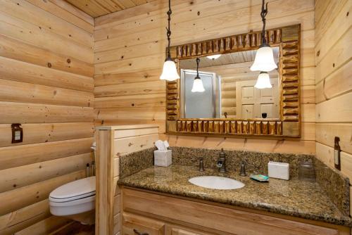 Et badeværelse på Woodland Log-1887 by Big Bear Vacations