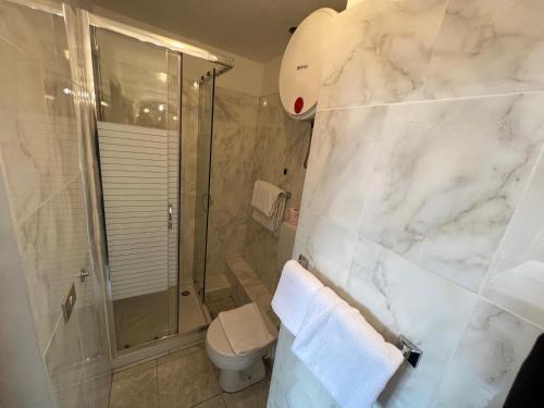 bagno con doccia e servizi igienici. di Eden Hotel a Deiva Marina