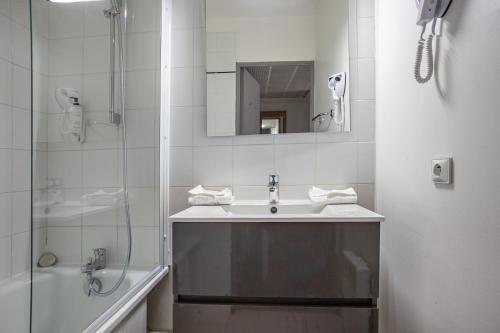 Ένα μπάνιο στο Residhotel Le Grand Prado