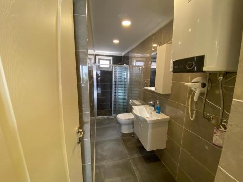 a small bathroom with a toilet and a shower at Garden Butik & Apart Hotel Akbük in Didim