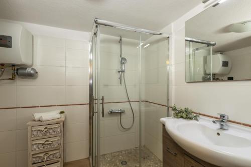 een badkamer met een douche en een wastafel bij Casa l'Ulivo in Santa Maria Navarrese
