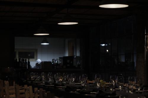 Posada Rebaños في سان رافاييل: غرفة طعام مع طاولات وكراسي وأضواء