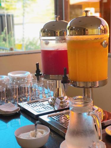 a juicer with two drinks on top of a table at Pousada do Cardoso in Angra dos Reis