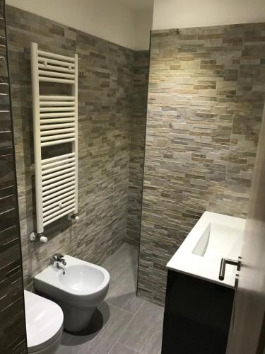 une salle de bain avec un lavabo, des toilettes et une baignoire dans l'établissement Affittacamere V Torre V Nigrisoli a Porta San Vitale, à Bologne