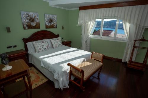 セーにあるPiso Angueiraのベッドルーム1室(ベッド1台、椅子、窓付)