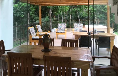 ein Esszimmer mit einem Holztisch und Stühlen in der Unterkunft Casa 3 suítes Praia do Forte com jacuzzi in Praia do Forte