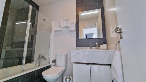 łazienka z toaletą, umywalką i prysznicem w obiekcie Slyline 40 Lujoso apartamento de 1 dormitorio - Muy soleado w mieście Benidorm