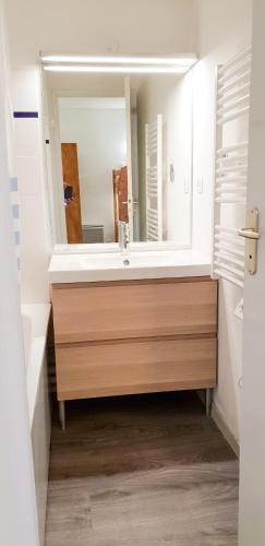 une salle de bain avec un lavabo et un miroir dans l'établissement Aux portes du parc national de la Vanoise Appartement Termignon Val Cenis avec Wifi, à Termignon