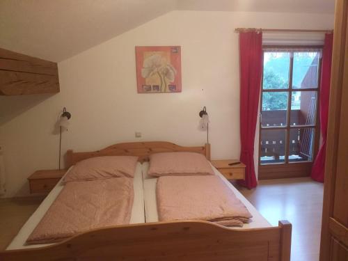 um quarto com 2 camas e uma janela em Paulhuberhof em Chieming