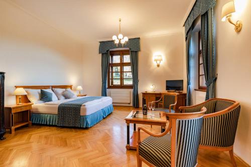 Postel nebo postele na pokoji v ubytování Wellness Hotel Zámeček